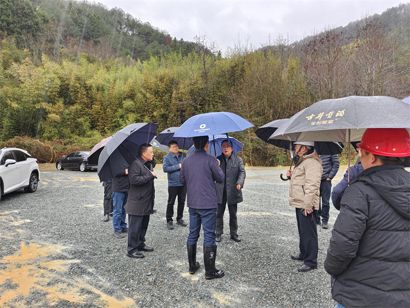 2月21日，汪凯书记一行调研防洪项目开工仪式现场，洪董、张总陪同调研.jpg